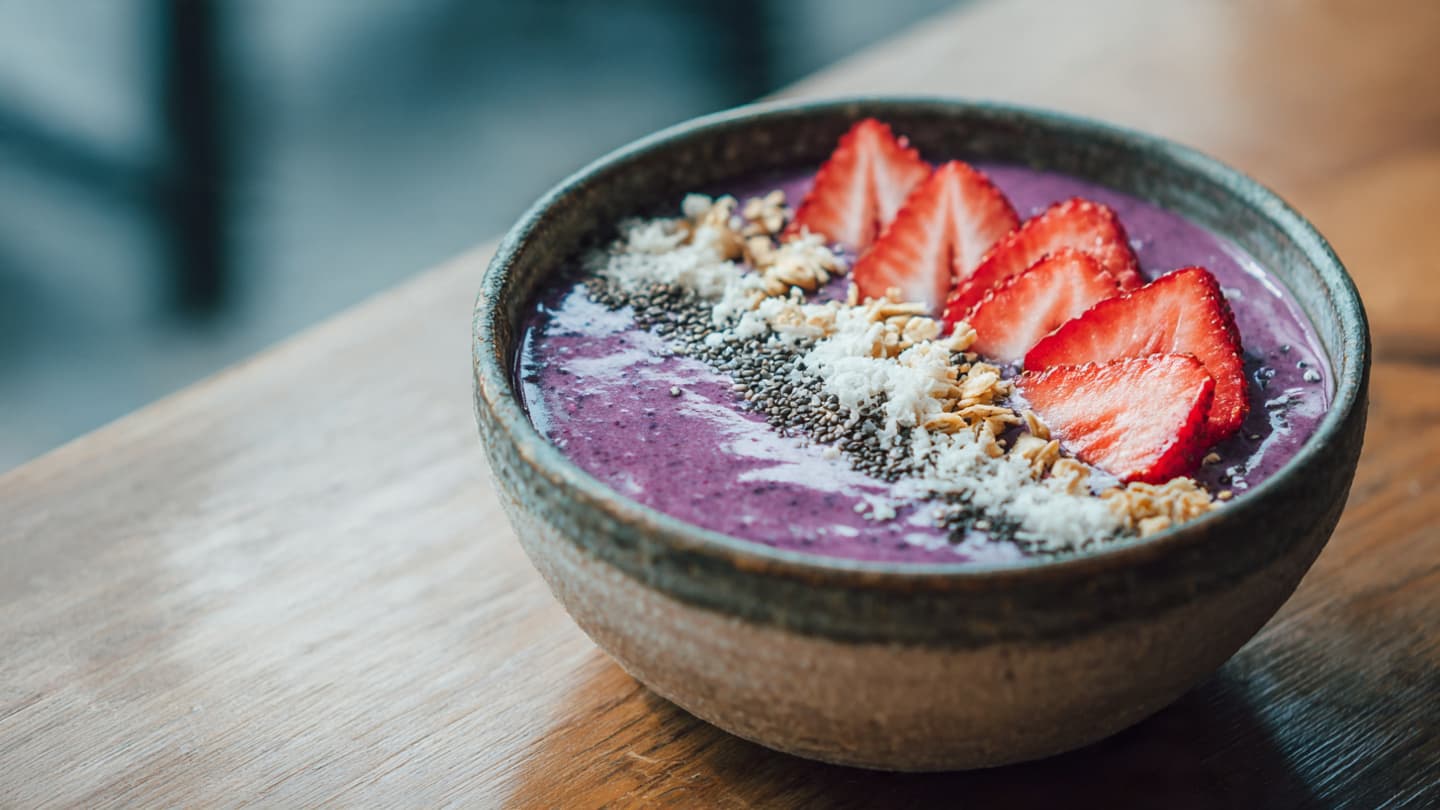 High-Protein Berry Breakfast Smoothie Bowl